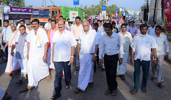 ಹೊರೆ ಕಾಣಿಕೆ ಮೆರವಣಿಗೆ